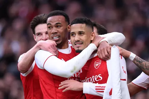 رغم ضغط السيتي.. أرسنال يعبر ديربي لندن أمام تشيلسي بـ "سلاح الضربات الثابتة"